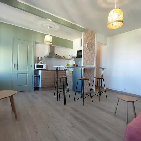 Citycenter, Aircond Flat With Bedroom Queen Size Apartmán Saint-Raphaël
